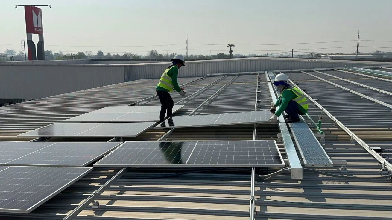 ทีมวิศวกร Solar Wing ตรวจสอบความแข็งแรงของโครงสร้างรางอะลูมิเนียมและตัวล็อกแผงโซลาร์เซลล์บนหลังคาโรงงาน