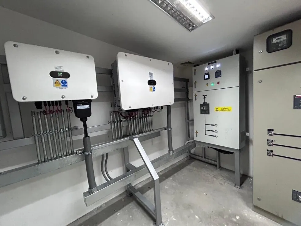 ภาพการติดตั้งระบบอินเวอร์เตอร์และตู้ควบคุมไฟฟ้าสำหรับอุปกรณ์โซลาร์เซลล์ในโรงงานอุตสาหกรรม