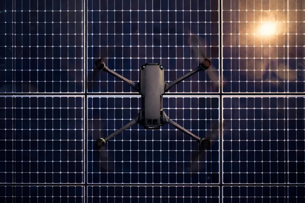 ภาพการใช้โดรนอินฟราเรด (Thermal Scan) ตรวจสอบจุดร้อนและความผิดปกติบนแผงโซลาร์เซลล์เชิงลึก โดย Solar Wing