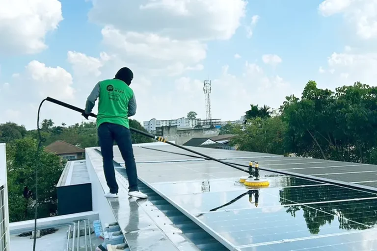 ภาพช่างติดตั้ง Solar Cell ทำความสะอาดแผงและตรวจสอบพื้นผิว