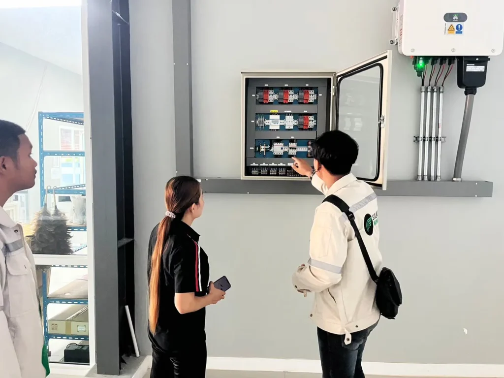 บริษัทติดตั้งโซล่าเซลล์ SOLAR WING กำลังให้คำแนะนำเป็นที่ปรึกษาหลังการขายสำหรับธุรกิจ 