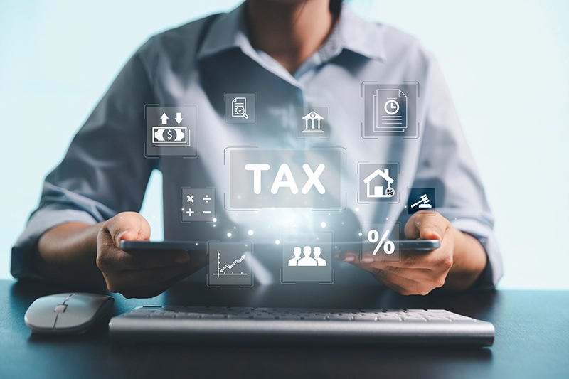 นักธุรกิจหญิงคํานวณภาษี และออก e-Tax Invoice ให้กับผู้ประกอบการเพื่อใช้ลดหย่อนภาษี 2569 