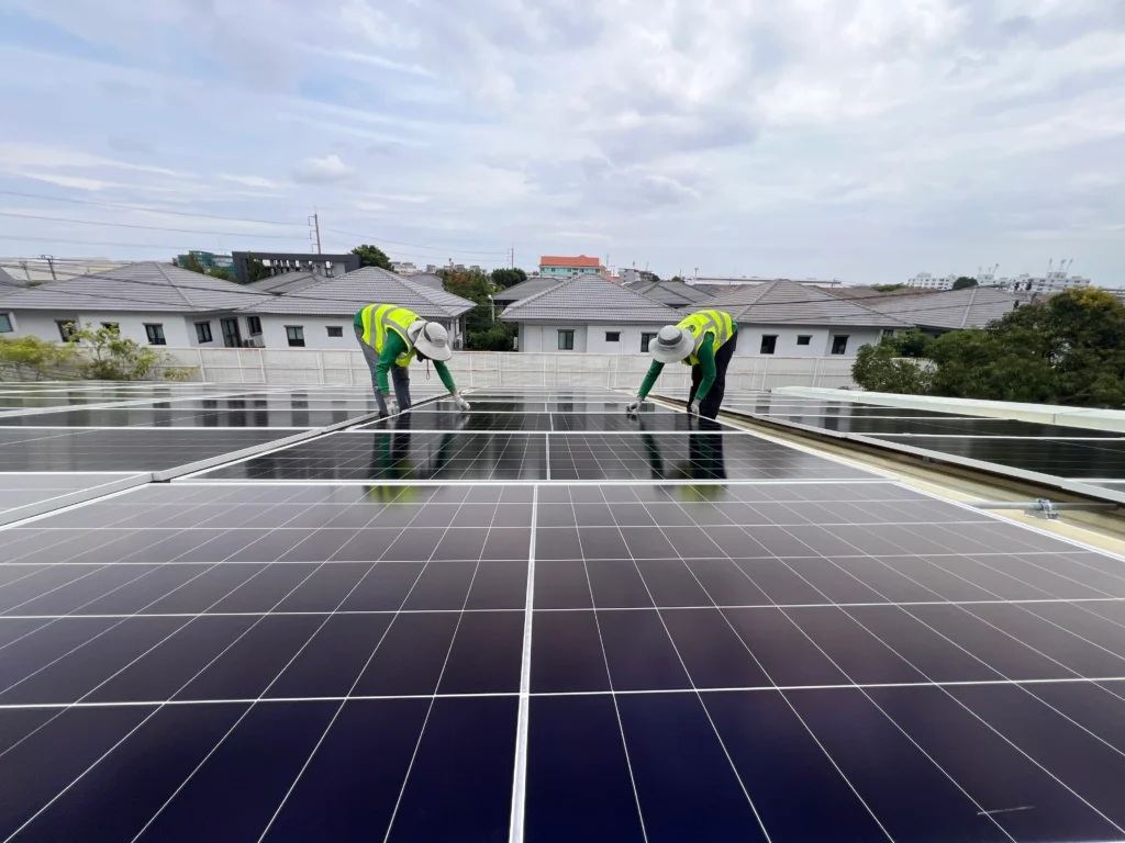 ภาพช่างกำลังติดตั้งโซล่าเซลล์ ลดบิลค่าไฟแพง สำหรับธุรกิจ SOLAR WING