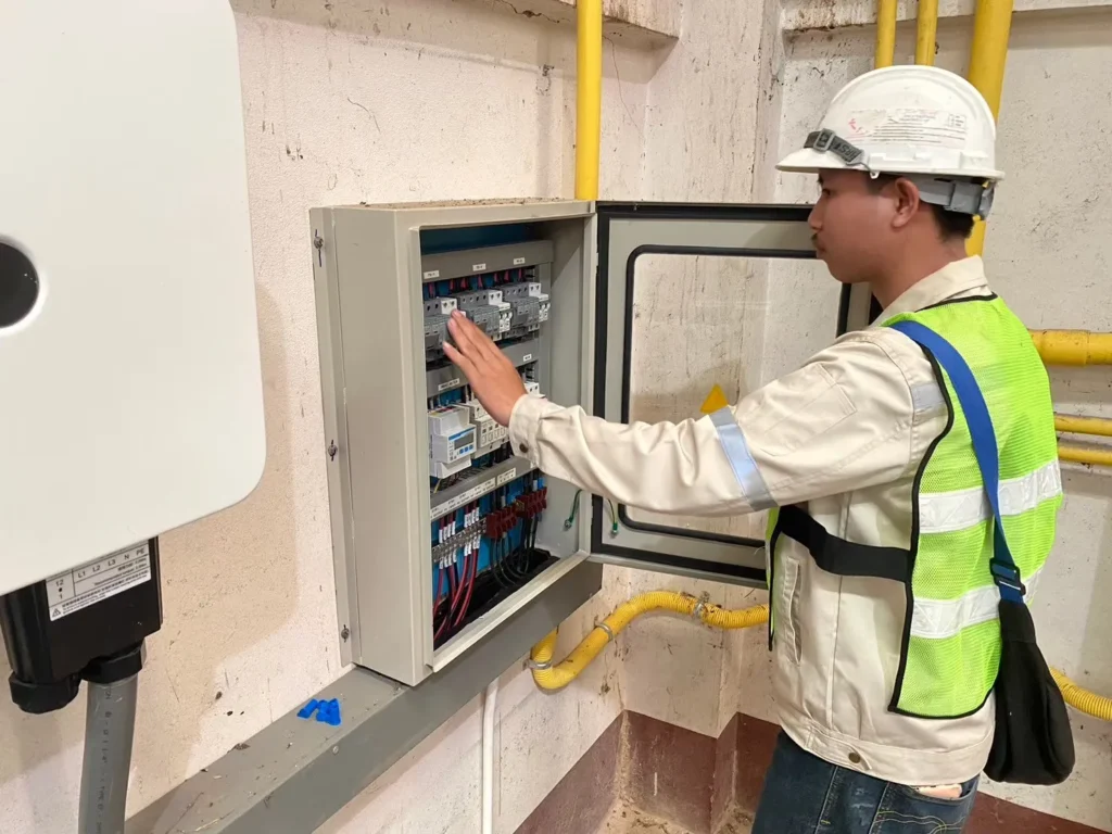 ภาพเบรกเกอร์ในตู้ควบคุมตัดไฟ ระบบไฟโซล่าเซลล์ไม่ติด