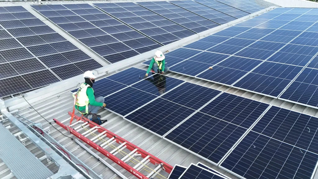 ภาพช่าง Solar wing กำลังติดตั้งแผงโซล่าเซลล์ให้กับธุรกิจแบบครบวงจร