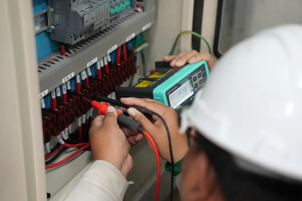 ทีมงาน SOLAR WING เข้าทำการการตรวจสอบตู้และระบบไฟฟ้า