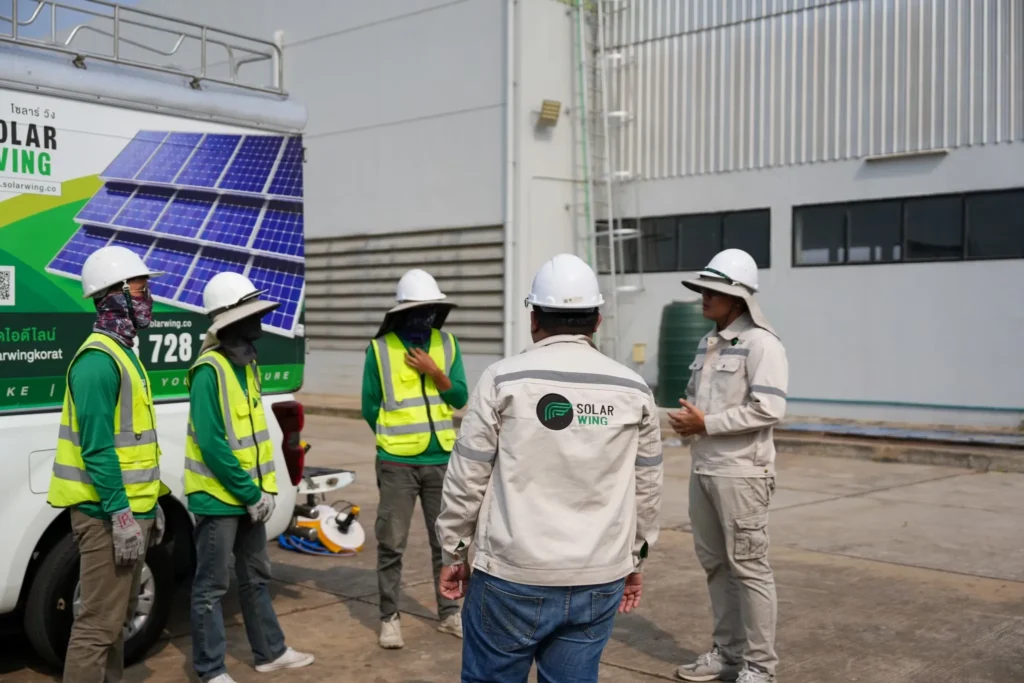 ทีมงาน SOLAR WING ที่กำลังเตรียมแผนสำหรับการเข้าดูแลหลังติดตั้งระบบโซล่าเซลล์