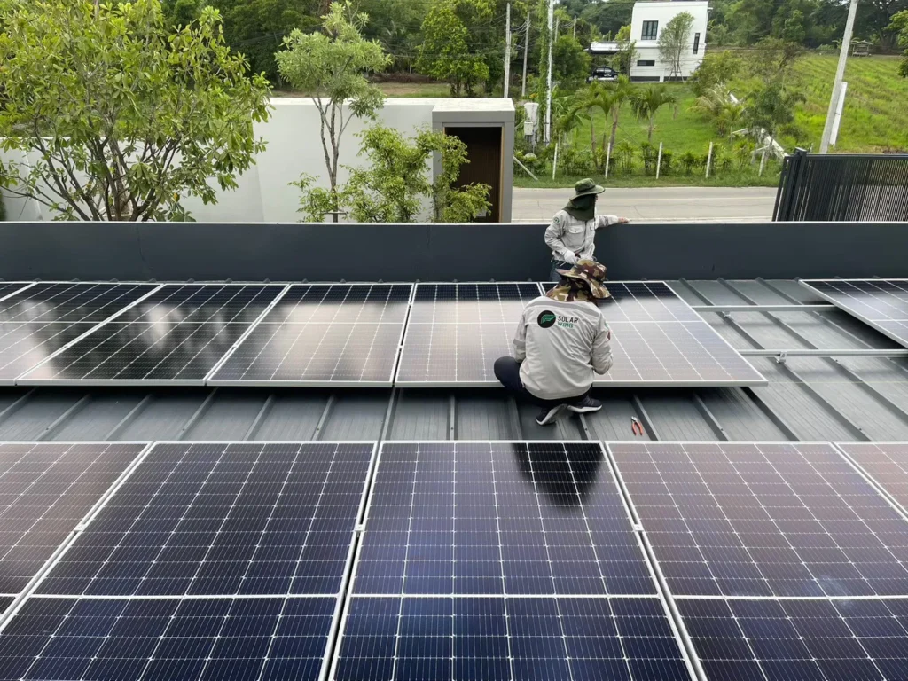 ทีมช่างของ SOLAR WING ที่กำลังดำเนินการติดตั้งและตรวจสอบแผงโซล่าเซลล์