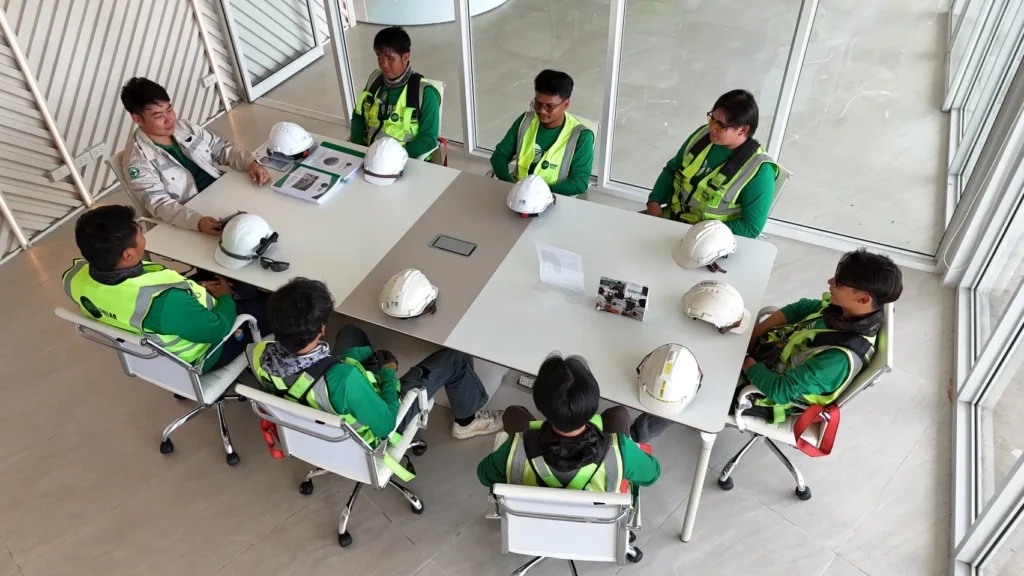 ทีมช่างของ SOLAR WING ที่กำลังเตรียมการประชุมเพื่อดูแลเรื่องระบบโซล่าเซลล์อย่างครอบคลุม