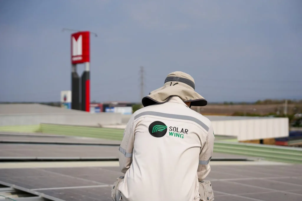 ทีมช่าง SOLAR WING ที่กำลังเข้าตรวจสอบแผงโซล่าเซลล์หลังติดตั้งเสร็จเรียบร้อย