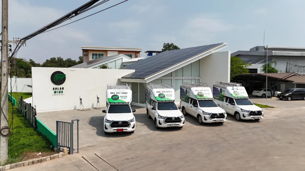 รถของทีมงาน SOLAR WING ที่พร้อมเข้าดูแลระบบโซล่าเซลล์