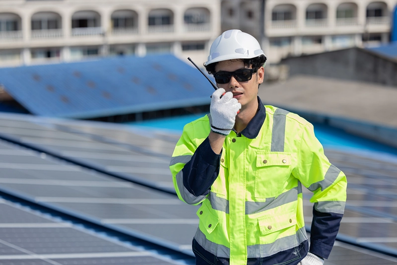 ภาพวิศวกรชายกำลังวิทยุพูดคุย